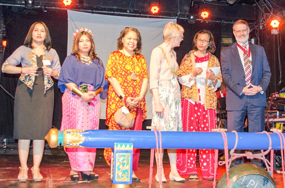 Bristol Lord Mayor and the Consort posing for photo session with the committee 