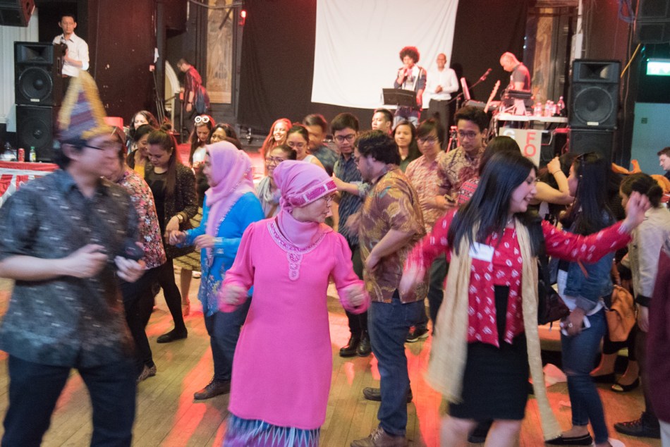 Kekiri & kekanan song by Dadily and everybody dance along